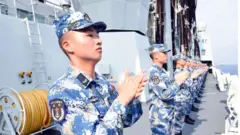 miembros de las fuerzas navales chinas.