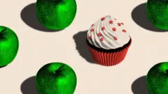 Колаж із зображенням одного тістечка і кількох зелених яблук