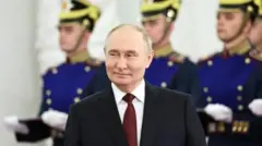 Presidente russo Vladimir Putin sorricashout premier betevento oficial