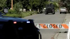 Um veículo blindado da polícia viaja em direção a uma área onde vários bombeiros foram atacados enquanto combatiam um incêndio na área de Canfield Mountain, nos arredores de Coeur d'Alene, Idaho, EUA, em 29 de junho de 2025.