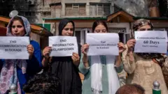 ব্ল্যাকআউটের বিরুদ্ধে কাশ্মীরি সাংবাদিকদের প্রতিবাদ