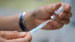 جرعة من لقاح أكسفورد - أسترازينيكا