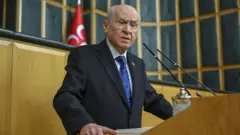 Bahçeli kürsüde konuşuyor. 