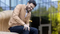 गुडघेदुखीने त्रस्त तरूण