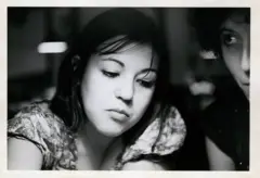 Foto em preto e branco de Mariona jovem, com cabelos escuros, olhando para baixo.