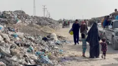 نازحون إلى مخيم المواصي في غزة