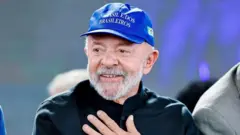 Lula sorrindo com boné que diz 'O Brasil é dos brasileiros'