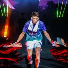 MMA ပွဲတစ်ခုမှာ အထွက်မှာ ပရိသတ်ကို နှုတ်ဆက်နေတဲ့ ဖိုးသော်
