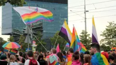 Katowice, Polska – 7 września 2019 r.: Trzecia parada równości zorganizowana w Katowicach. Ludzie z tęczowymi flagami idą w kierunku pomnika Powstań Śląskich.