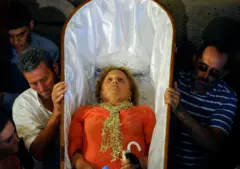 Mulher viva sendo levada em um caixão por vários homens em 2015