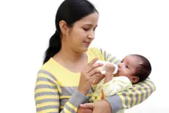 ਬੱਚਾ ਦੁੱਧ ਪੀਂਦਾ ਹੋਇਆ