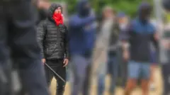 توماس بیرلی با باتومی در دست