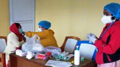 कास्कीमा कोभिड खोप लगाउँदै स्वास्थ्यकर्मीहरू
