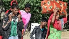 దినసరి కూలీలు, అసంఘటిత రంగంలోని కార్మికులు, రైతులు లాక్‌డౌన్‌కు మూల్యం చెల్లించుకుంటున్నారు