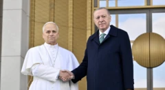Cumhurbaşkanı Erdoğan ve Papa 14. Leo külliyenin girişinde el sıkışarak poz veriyor