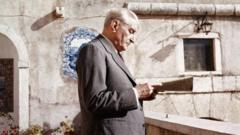 Salazar na sacadapixbet grátis palpitesuma casa lendo o jornal