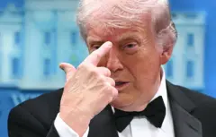 Trump point to im head