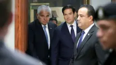 O secretário de Estado dos EUA, Marco Rubio, e o presidente panamenho, José Raúl Mulino, após uma reunião no Palácio Nacional na Cidade do Panamá, Panamá, em 2 de fevereiro de 2025.