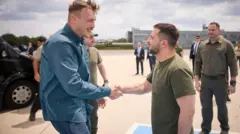 Зеленский приветствует командиров «Азовстали» в аэропорту Стамбула