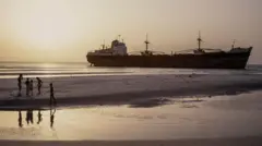 Танкер на мели в Персидском заливе во время «танкерной войны» 1987 года