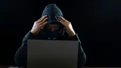 لڑکا انٹرنیٹ پر سرچ کرتے ہوئے