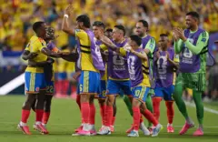 Jugadores colombianos celebran el único gol de Jhon Arias en el minuto 14.