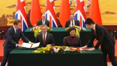 北京人民大會堂內，英國首相施紀賢（後左）與中國總理李強（後右）見證英國商業及貿易大臣靳秉德（Peter Kyle；前左）與中國人力資源和社會保障部部長王曉萍（前右）簽署雙邊合作協議（29/1/2026）