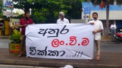 විදුලි බල මණ්ඩලය ප්‍රතිව්‍යුහගතකරණය කරමින් පෞද්ගලීකරණය කිරීමට එරෙහි විරෝධතාවයේදී විරෝධතාකරුවන් තිදෙනෙකු ජනාධිපති අනුර කුමාර දිසානායකට විරෝධය පළ කරමින් 'අනුර ලංවිම වික්කා!' ලෙස සටහන් කර ඇති බැනරයක් ප්‍රදර්ශනය කරන අයුරු.