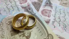 هغې په شل کلنۍ کې داسې یوه کس سره واده کړی و چې لس کاله ترې مشر و. 