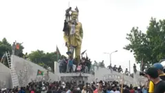 ঢাকার বিজয় সরণি মোড়ে শেখ মুজিবুর রহমানের ভাস্কর্য ভাঙার চেষ্টা করেন অনেকে