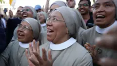 
Kikundi cha watawa wakiwa wamevalia rangi ya kijivu wakionekana kufurahia kusikiliza hotuba ya kwanza ya Papa mpya katika uwanja wa St Peter’s mwezi Mei tarehe 8 2025.
