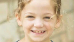 Sarah Marsh sorri para a foto