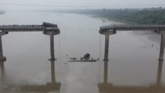वडोदरा में पुल ढहा