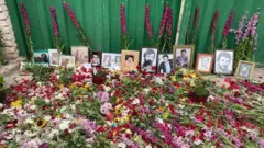 عکس‌های اعدام شده‌ها پشت درهای بسته گورستان خاوران