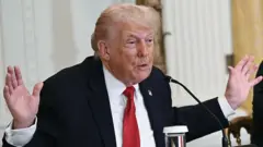 Дональд Трамп разводит руками , его рот немного приоткрыт, на улице растерянность 