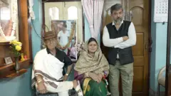 বাবা-মায়ের সিলিকনের মূর্তির সঙ্গে সমিত কুমার দত্ত।