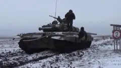 Imboneshakure y'Uburusiya yerekanye amasanamu y'ibimodoka vy'intambara biri mu myimenyerezo hafi y'urubibe na Ukraine