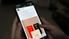 تُظهر هذه الصورة التوضيحية، الملتقطة في دمشق بتاريخ 20 مايو/أيار 2026، حساب الرئيس السوري أحمد الشرع على هاتف ذكي، حيث نشر تغريدة شكر فيها الرئيس الأمريكي دونالد ترامب على هدية عطر ترامب.