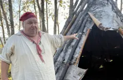 Karl Kloster ɗan asalin ƙabilar Ojibwe ne mai aiki a wurin adana tarihi na Grand Portage