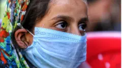Hindistan'da maskeli bir kadın
