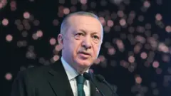Cumhurbaşkanı Recep Tayyip Erdoğan, partili milletvekilleriyle gruplar halinde yaptığı toplantıların dördüncüsünü dün gerçekleştirdi. Edinilen bilgiye göre Erdoğan, "Biz Ankara ve İstanbul'u kaybetmedik. Belediyelerde çoğunluk bizde" saptamasında bulunarak 2023 seçimlerinin kritik olacağını vurguladı.