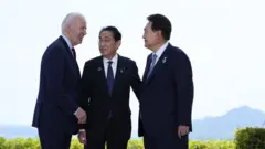 윤석열 대통령과 조 바이든 미국 대통령, 기시다 후미오 일본 총리가 지난 4월 21일 히로시마 G7 정상회의장인 그랜드 프린스 호텔에서 열린 한미일 정상회담에서 대화를 나누고 있다