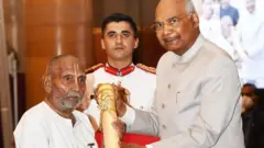 પદ્મશ્રીનું સન્માન લેતા સ્વામી શિવાનંદ