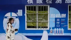 마스크를 쓰고 거리를 지나는 중국 시민
