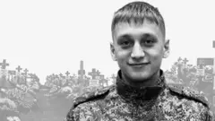 Фото погибшего на войне в Украине оператора дрона Валерия Аверина на фоне кладбища с крестами 