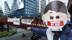 Sejumlah aktivis Extinction Rebellion Indonesia (XR Indonesia) dan Walhi Jakarta melakukan aksi di Jembatan Pinis, Jakarta sebagai respon atas pembungkaman para aktivis saat berlangsungnya perhelatan G20 di Bali.