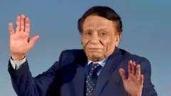 الفنان المصري عادل إمام يلوح بيديه