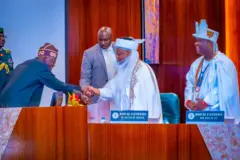 Shugaban Najeriya, Bola Tinubu na gaisawa da Sarkin Musulmi Sa'ad Abubakar a fadar shugaban ƙasa da ke Abuja ranar 25 ga watan Yuli, 2024