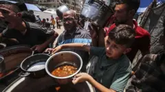 እርዳታ እየተቀበሉ ያሉ ፍልስጤማውያን