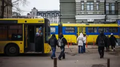 люди біля трамваю